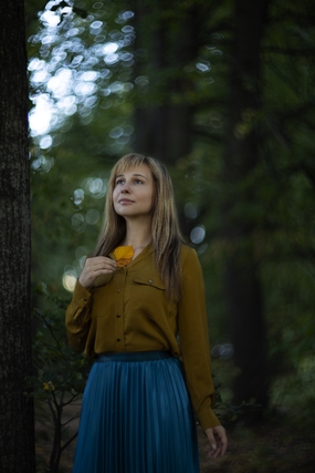 棕色衬衫蓝色半裙美女树林写真图片